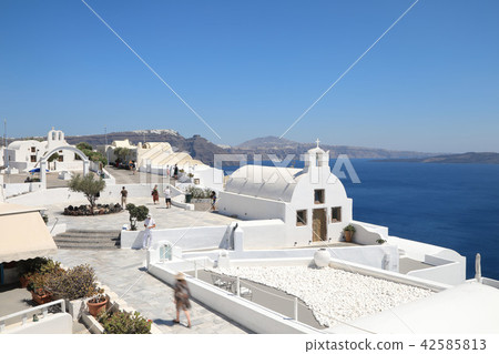 Greece, Santorini, in the streets of Oia 42585813
