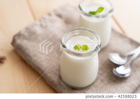 Milk pudding 42588023