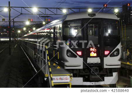 E257 Azusa vehicle under detention in Matsumoto train district 42588640