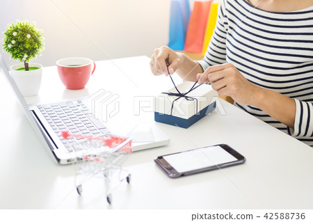 e-commerce delivery concept and online selling start up small bu e-commerce delivery concept and online selling start up small bu 42588736