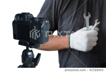 vlogger using  laptop  sharing her content making  42588943