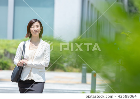 婦女走在商務區辦公室女士出差新綠色OL商務套裝肖像新兵 婦女走在商務區辦公室女士出差新綠色OL商務套裝肖像新兵 42589064