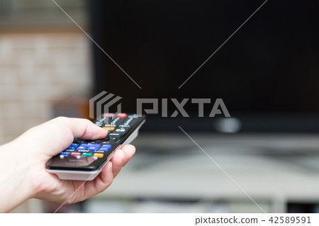 一個女人打開電視 42589591