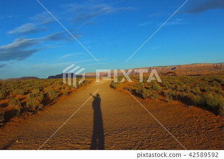 一個人在荒野中 一個人在荒野中 42589592