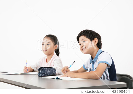 低年級小學生、學校學習生活方式 低年級小學生、學校學習生活方式 42590494