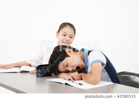 Elementary school students, lower grades, school study lifestyle 42590515