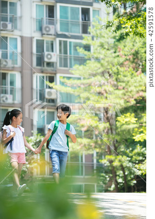 Elementary school students, lower grades, school study lifestyle Elementary school students, lower grades, school study lifestyle 42591578