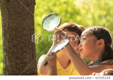 Children who explore with a magnifying glass 42595239
