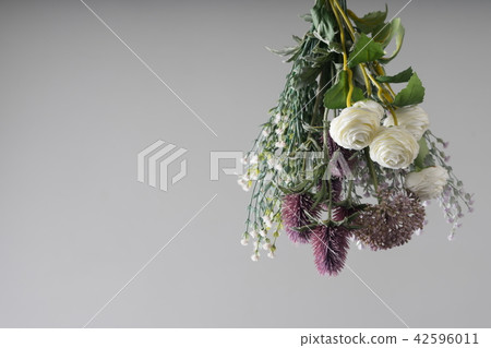 明亮的背景上美麗的花束 明亮的背景上美麗的花束 42596011