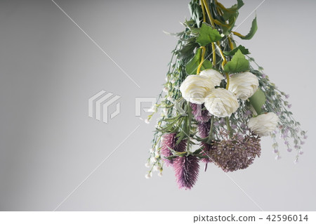 明亮的背景上美麗的花束 42596014