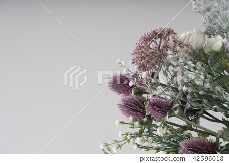 明亮的背景上美麗的花束 42596018