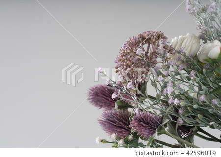 明亮的背景上美麗的花束 明亮的背景上美麗的花束 42596019