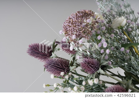 明亮的背景上美麗的花束 明亮的背景上美麗的花束 42596021