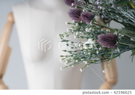 明亮的背景上美麗的花束 明亮的背景上美麗的花束 42596025