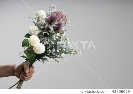 明亮的背景上美麗的花束 42596059