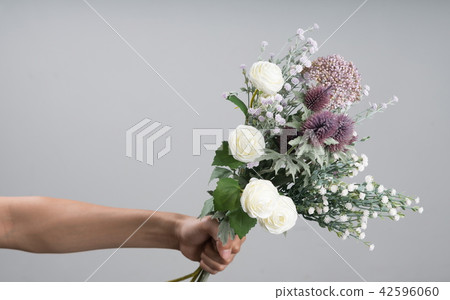 明亮的背景上美麗的花束 42596060