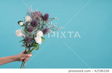 明亮的背景上美麗的花束 42596100