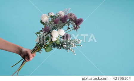 明亮的背景上美麗的花束 42596104