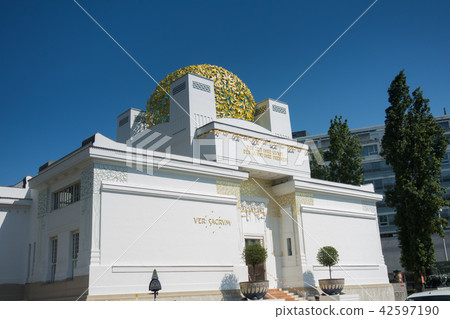 Separated House (Austria - Vienna) 42597190