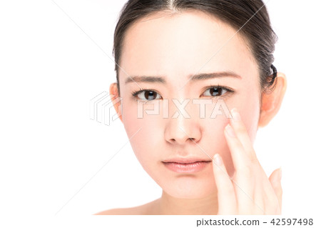 關心自己眼睛的女性 42597498