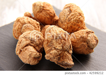 Dry maca on the stone dish Dry maca on the stone dish 42599212
