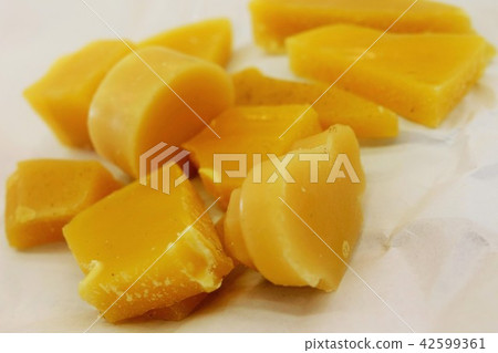 Melt the beeswax (indirect heated water bath) 42599361