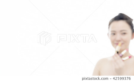 出焦點年輕女士的美麗形象口紅 出焦點年輕女士的美麗形象口紅 42599376