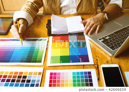Graphic designers choose colors. 42600839