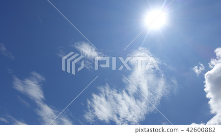 清新的夏日天空 清新的夏日天空 42600882
