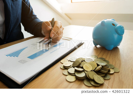 Businessmen calculate investment business Businessmen calculate investment business 42601322
