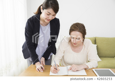 A Japanese woman talking to a foreign woman 42603253