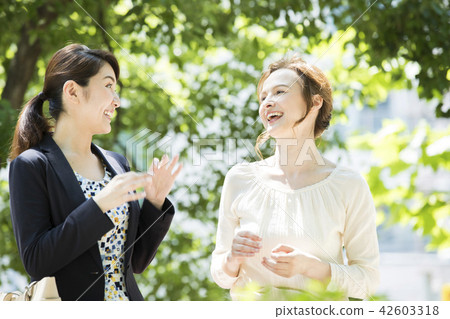 一名日本女子與外國女子交談 42603318