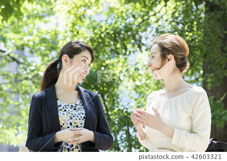 A Japanese woman talking to a foreign woman 42603321