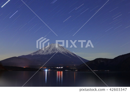 Lake Motosu at night and Mt. Fuji 42603347