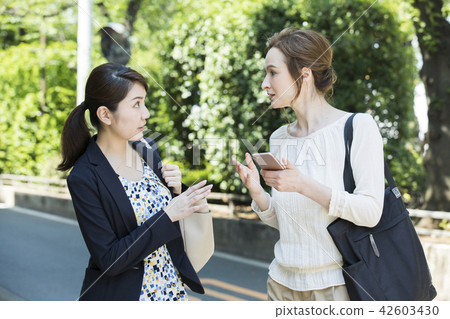 一名日本女子與外國女子交談 42603430