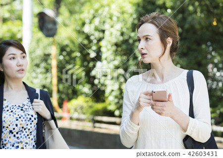 一名日本女子與外國女子交談 42603431