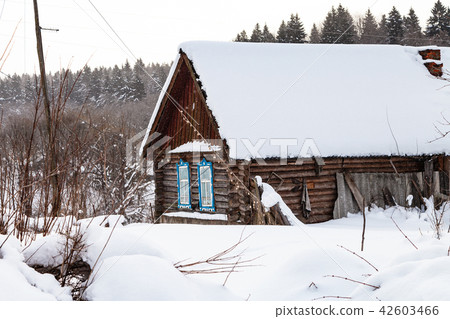 russian rural house in overcast winter day 42603466