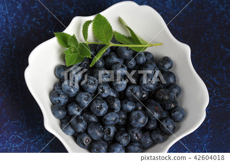 Fresh ripe blueberries with mint 42604018