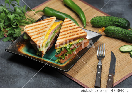 triangular shaped sandwiches with ham  42604032