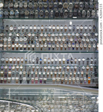 Many different watches on dispaly in shop. Many different watches on dispaly in shop. 42604155