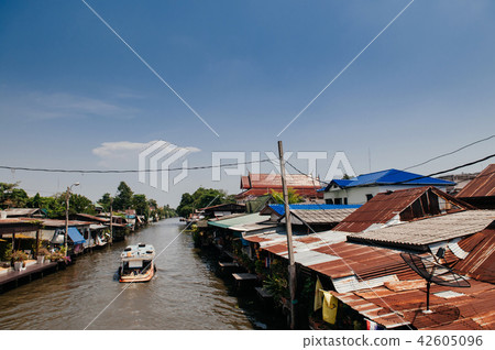 Thai old wooden houses along Bangkok Yai canal Thai old wooden houses along Bangkok Yai canal 42605096