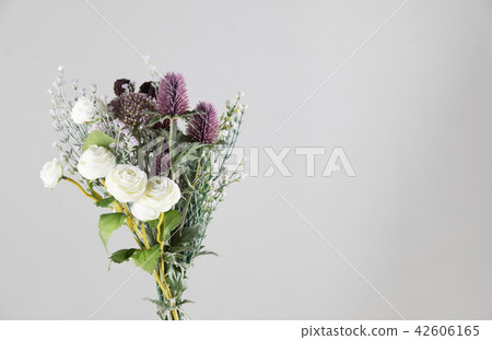 在明亮的背景的一角硬幣下來花束 42606165