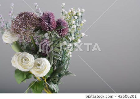 在明亮的背景的一角硬幣下來花束 42606201