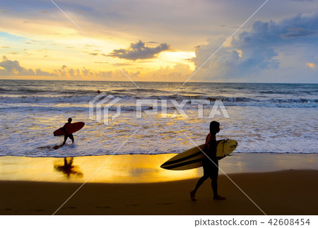 Two Surfers beach silhuette Bali 42608454