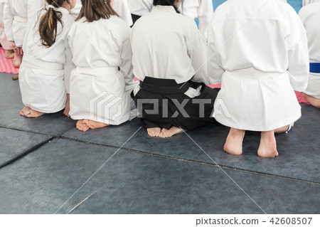 People in kimono and hakama on martial arts training 42608507