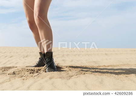 Female legs in the desert 42609286