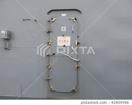 Bridge side hatch of a helicopter-equipped escort ship 42609566