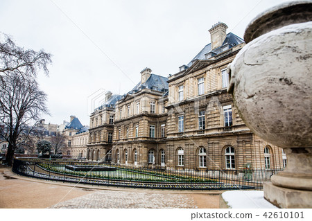 Luxembourg Palace garden in a freezing winter day 42610101