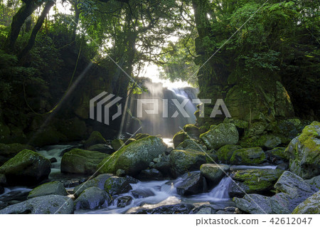 情侶的瀑布 42612047