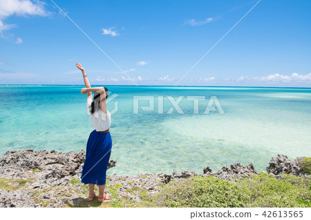 沖繩的海洋和女性獨自旅行 照片素材 圖片 圖庫